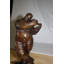 Un homme de style Aneira Botero joue du violon en bronze - Taille: L 9 po x l 6 po x H 21,5 po.