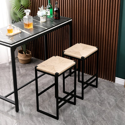 Ensemble de 2 tabourets de bar pour îlot de cuisine. Structure en corde de papier tressée et métal robuste. Design élégant. Dimensions : 40 cm (L) x 34 cm (l) x 63,5 cm (H). Usage domestique. Installation facile de tabourets sans dossier pour le salon. Structure en métal et métal, style moderne.