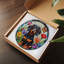 Teckel avec fleurs colorées et panneaux en verre coloré pour décoration de fenêtre-129206097