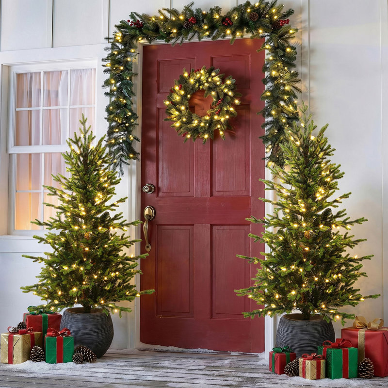 Sapin de Noël artificiel réaliste en épinette verte de 1,5 m, préilluminé avec 200 lumières DEL blanc chaud et un pot décoratif gris.