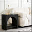 Table d'appoint carrée avec tablette ouverte et plateau spacieux, parfaite pour un style moderne et polyvalent.