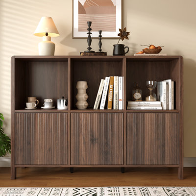 Bibliothèque moderne en bois à 3 portes avec étagères ouvertes, panneaux cannelés, portes à ouverture par simple pression et système anti-basculement