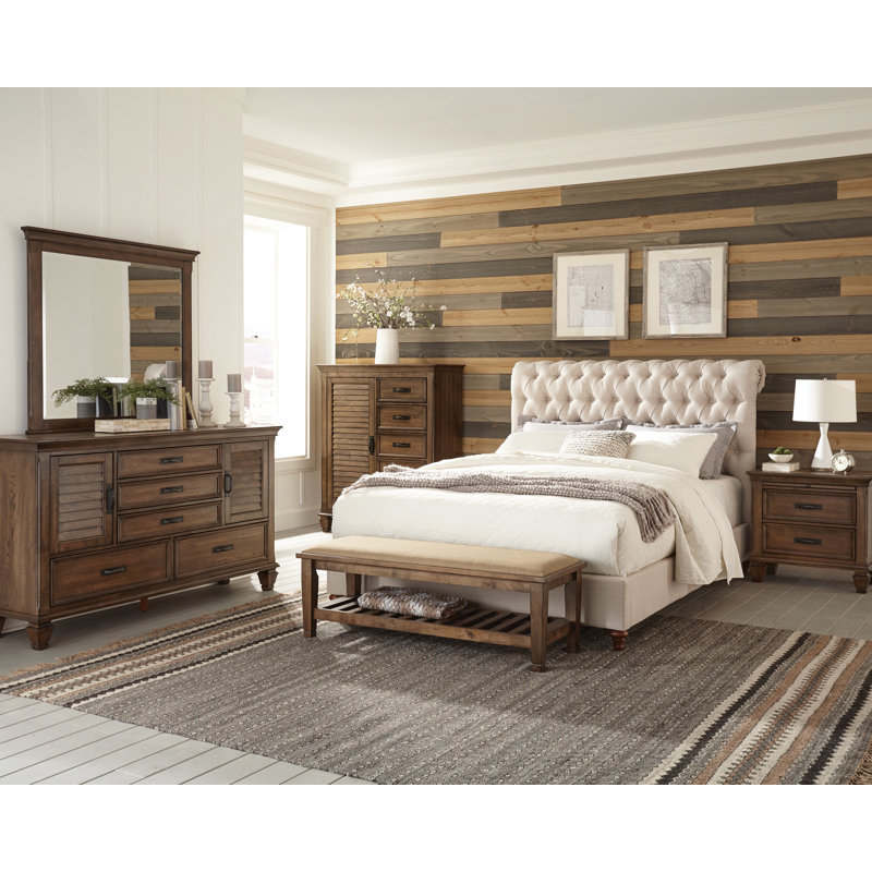 Ensemble de chambre à coucher Doonfin en chêne beige et bruni, Grand, Quatre pièces : lit, table de chevet, commode et