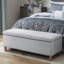 Ample banc de rangement avec fonction de fermeture en douceur et armoire rectangulaire en bois massif gris