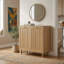 Meuble de rangement pour linge basculant avec 2 paniers à linge amovibles en tissu, en MDF chêne clair, idéal pour la buanderie, la salle de bain, le balcon ou le vestibule.