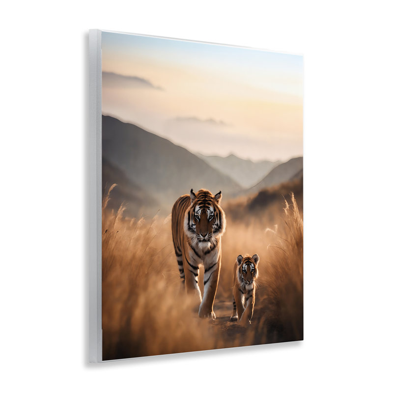  «Tiger & Cub on Savanna», art mural sur bois par Noah Bay