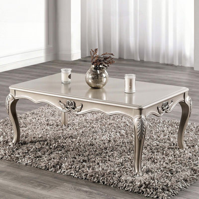 Table basse traditionnelle avec détails sculptés et finition ancienne