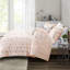 Édredon très grand rosé avec détails métalliques et taie décorative avec coussins décoratifs géométriques-125337460-125337456