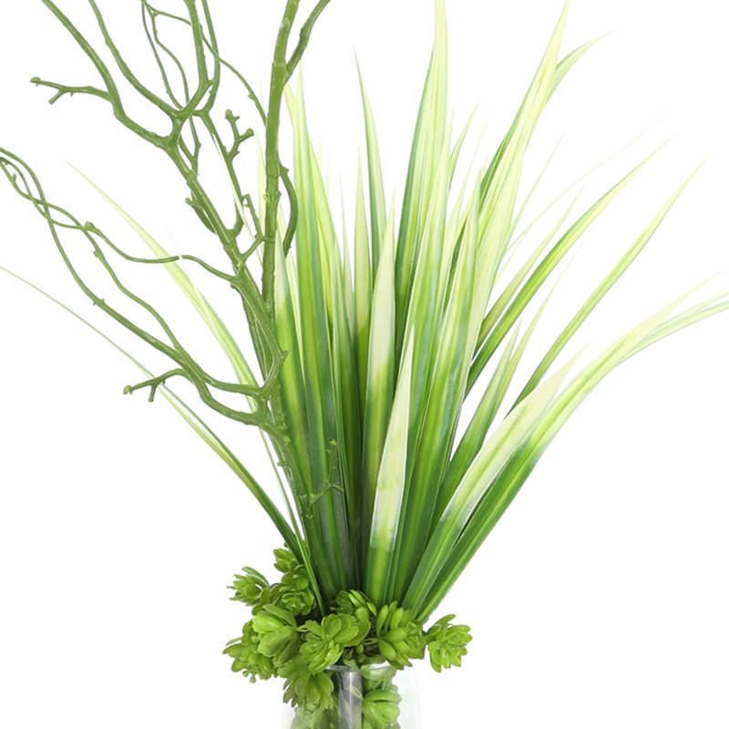 Arrangement de rivière en herbe et saule dans un vase