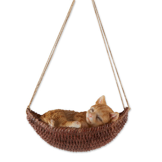 Chat sieste sur figurine hamac