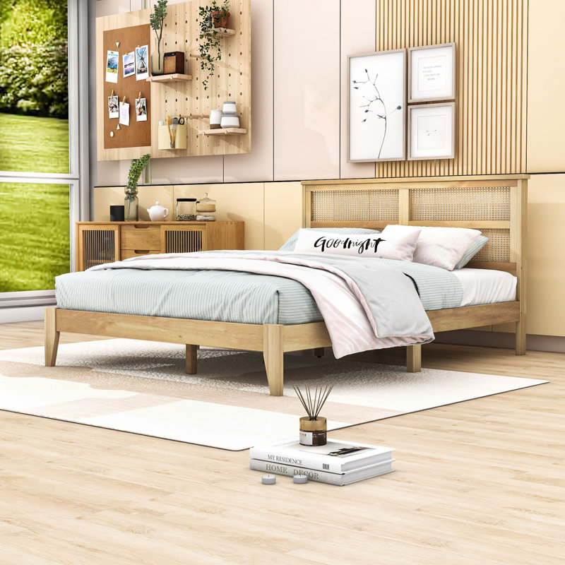 Grand lit plateforme en bois avec tête de lit