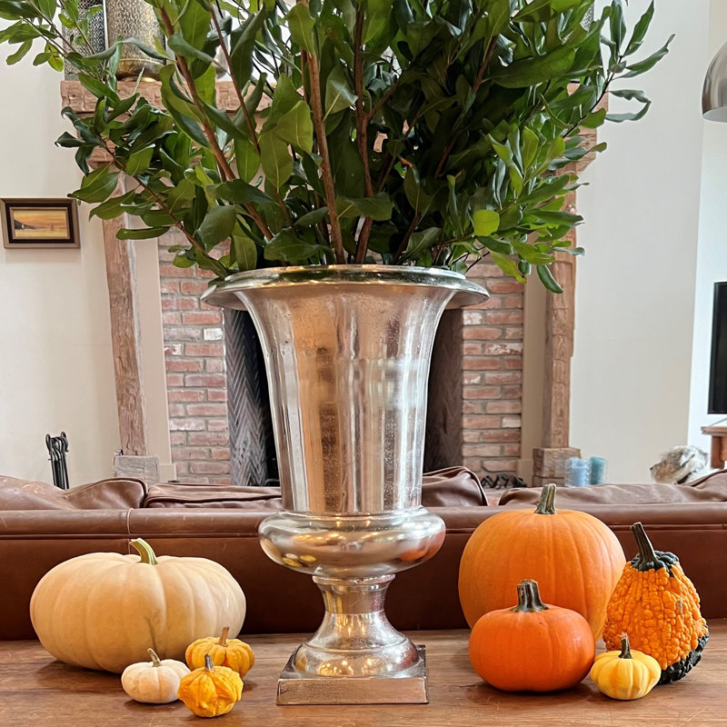 Vase en argent, H 19 po x l 13,50 po x P 13,50 po