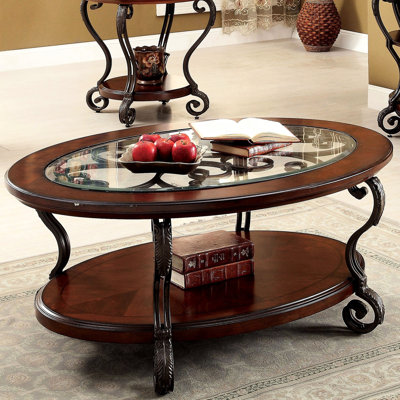 Table basse traditionnelle avec tablette inférieure ouverte et détails en métal ornés du bois massif du salon