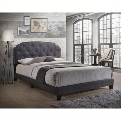 Structure de lit tapissier grand format en tissu gris doux pour chambre à coucher résidentielle, style sophistiqué classique