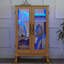 Élégante petite vitrine avec éclairage intégré, dossier et structure en miroir pour objets de collection.