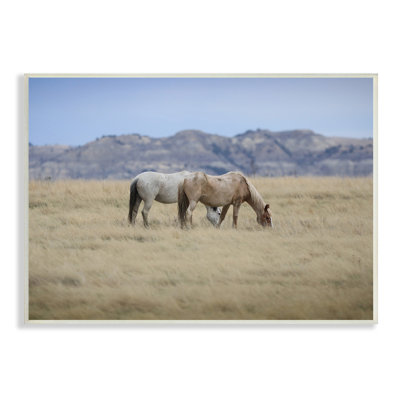 Chevaux sauvages broutant de hautes herbes, paysage de campagne gris, ferme rustique, estampe numérique, art texturé par Daniel Sproul