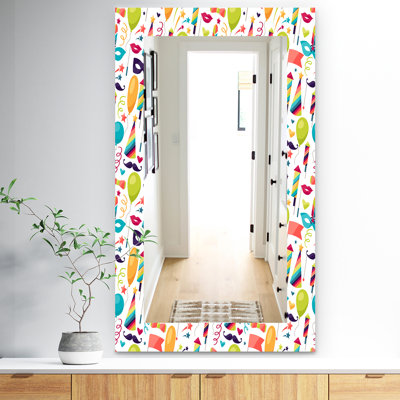 Miroir mural traditionnel avec icônes et objets carnival