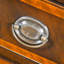 Commode Hepplale blanche à bandes acajou