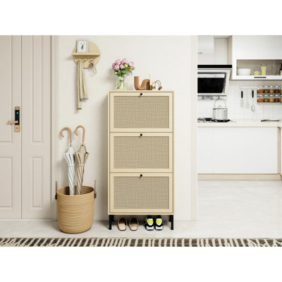 Étagère à chaussures moderne à 3 portes, armoire de rangement autoportante pour le vestibule, capacité de charge de 44 lb, conception et protection contre le soleil, finition, 2 compartiments par couche, poignée noire, base en métal mat, glissade, assemblage facile,