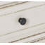 Élégante table de chevet traditionnelle avec deux tiroirs et une finition blanche antique, parfaite pour un décor de chambre à coucher classique.