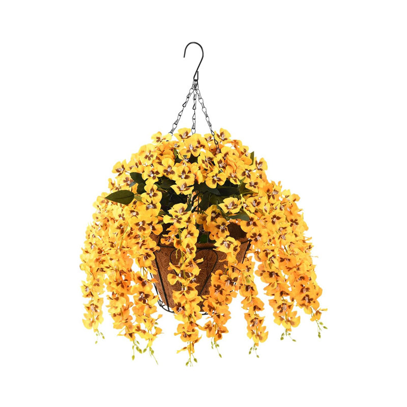 Fleurs artificielles en soie dans un panier suspendu
