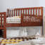 Lit plateforme classique en bois avec tiroirs de rangement intégrés et garde-corps parfaits pour le confort et l'efficacité de l'espace-70594760