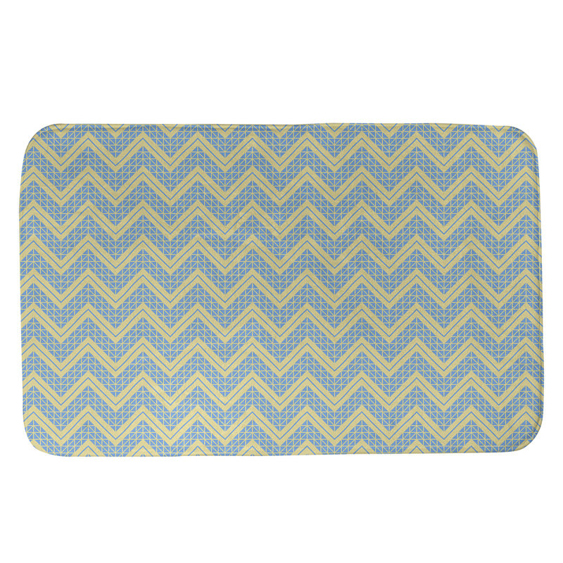 Tapis pour salle de bain à motif à chevrons à la main Stephenie, l 21 po x L 34 po, Jaune / Bleu