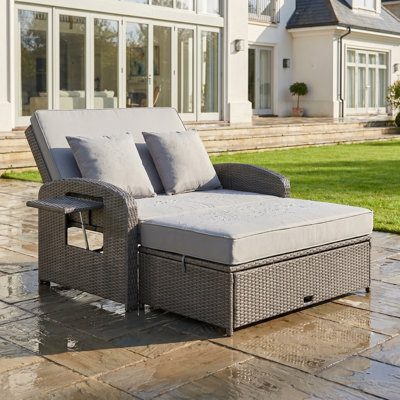 Lit de jour double blanc d'extérieur avec dossier réglable, coussins résistants à l'eau et housse de protection gratuite - Ensemble de canapé de patio inclinable pour 2 personnes