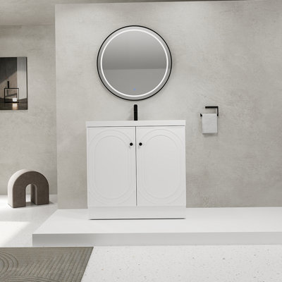 Meuble-lavabo autoportant avec lavabo en résine et portes d'armoire à fermeture en douceur, offrant des tablettes réglables et des poignées en métal personnalisables pour un rangement et un style améliorés