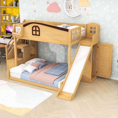 Lit simple superposé au dessus d'un lit double avec escalier de rangement, glissade, garde-robe et tablette