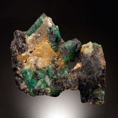 Émeraude sur calcite et biotite