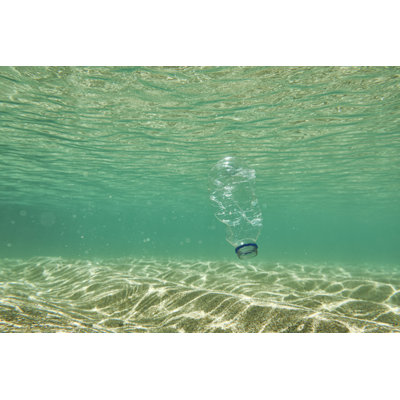 Pollution océanique, bouteille d'eau en plastique à usage unique dans la mer. par Creacart