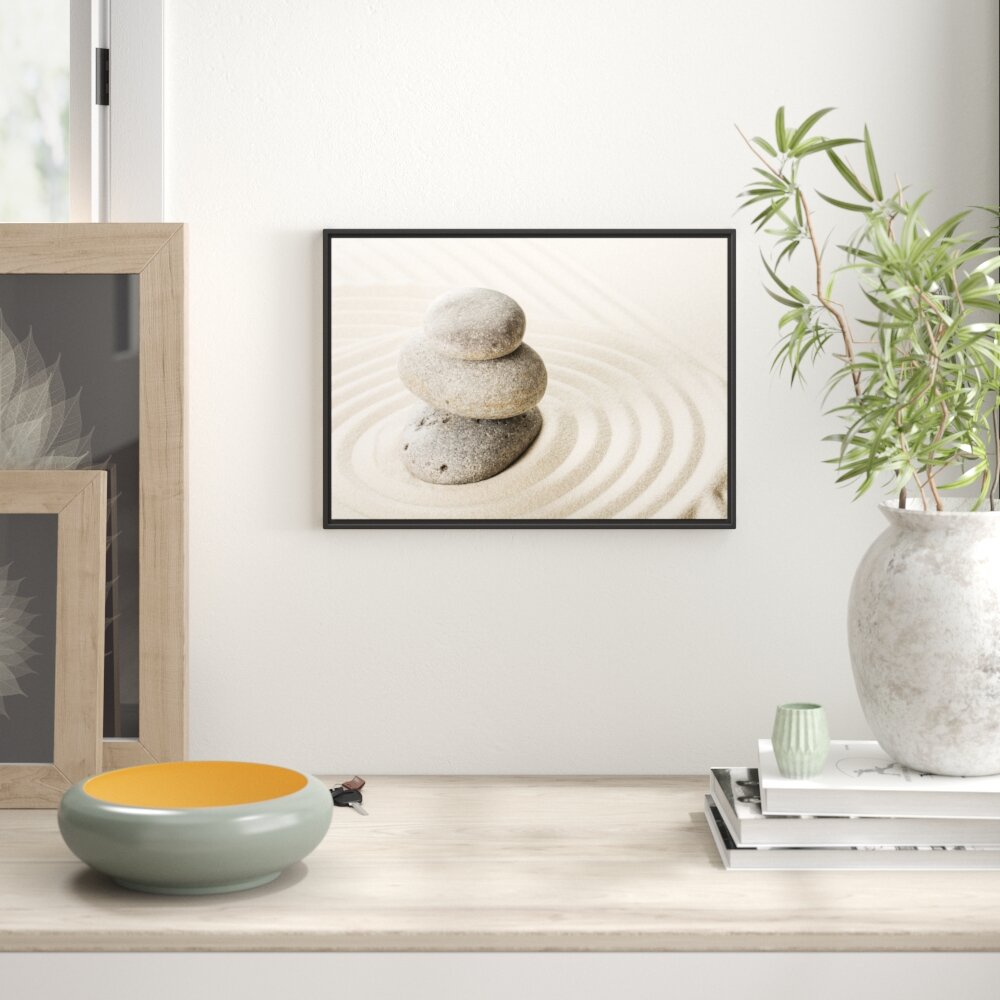 Gerahmtes Wandbild Steine in Sand mit Muster