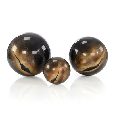 Un ensemble de trois boules Lacero décoratives