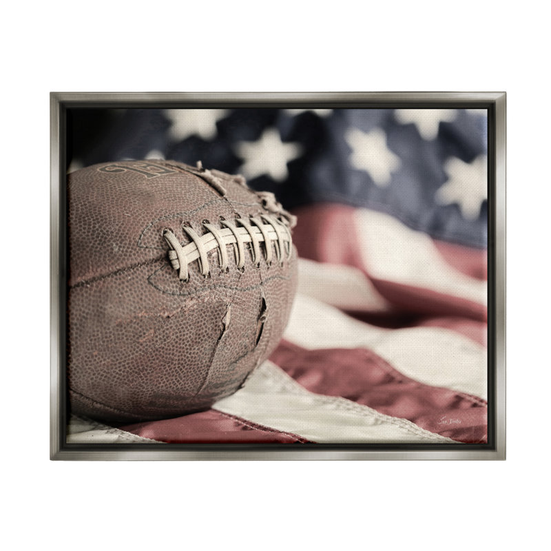 Football et drapeau américain sur toile par Lori Deiter, Cadre flottant gris lustré, H 25 po x l 31 po x P 1,7 po