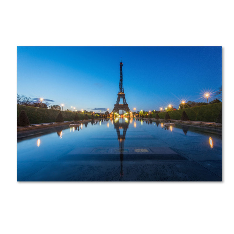 Reproduction de photo sur toile tendue, "heure à l’avant de la tour eiffel" par mathieu rivrin,, H 22 po x l 32 po x P 2 po