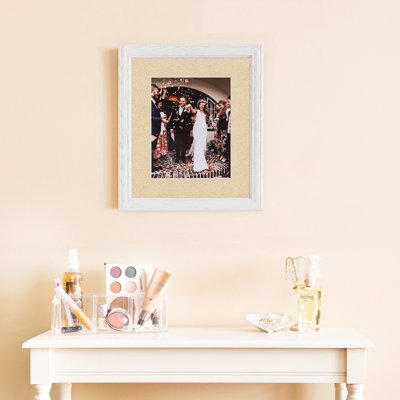 Cadre photo Arttoframes 16 po x 20 po blanc cassé délavé sur bois de frêne avec passe-partout simple de 2 po disponible en plus de 60 couleurs, pour des photos de 16 po x 20 po avec le tapis ou des photos de 20 po x 24 po sans le tapis