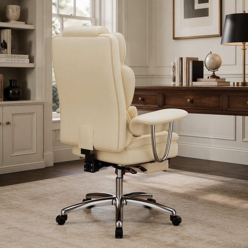 Fauteuil de direction ergonomique en cuir avec repose-pieds, dossier haut et accoudoirs rembourrés pour un confort et un style optimaux.