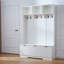 Portemanteau moderne minimaliste blanc, armoire de rangement à trois portes avec crochets et tablettes ouvertes, unité de rangement multifonctionnelle.
