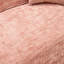 Canapé comprimé rose incurvé 2 places, causeuse compacte avec accoudoirs et 2 coussins décoratifs pour petit appartement, salon ou chambre