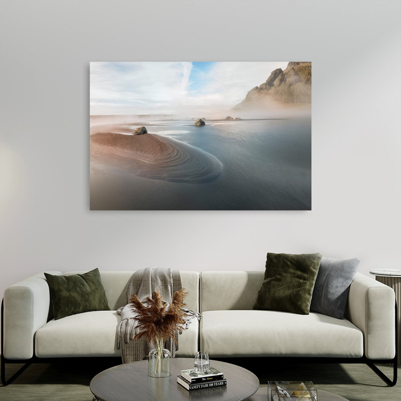Affiche murale représentant une plage de sable noir brumeux, une ambiance côtière à la fois dramatique, éthérée et paisible