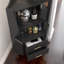 Bar en bois avec 2 tablettes de rangement ouvertes et 2 tiroirs-415696392