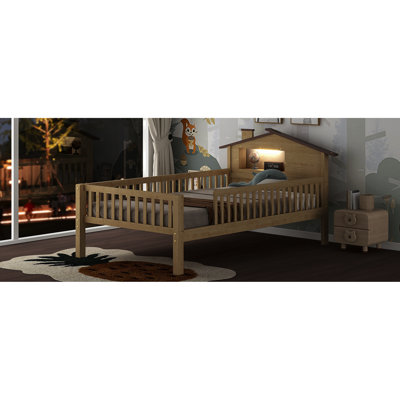 Lit simple avec tête de lit en forme de maison, rangement intégré et plateforme en bois rustique et naturelle