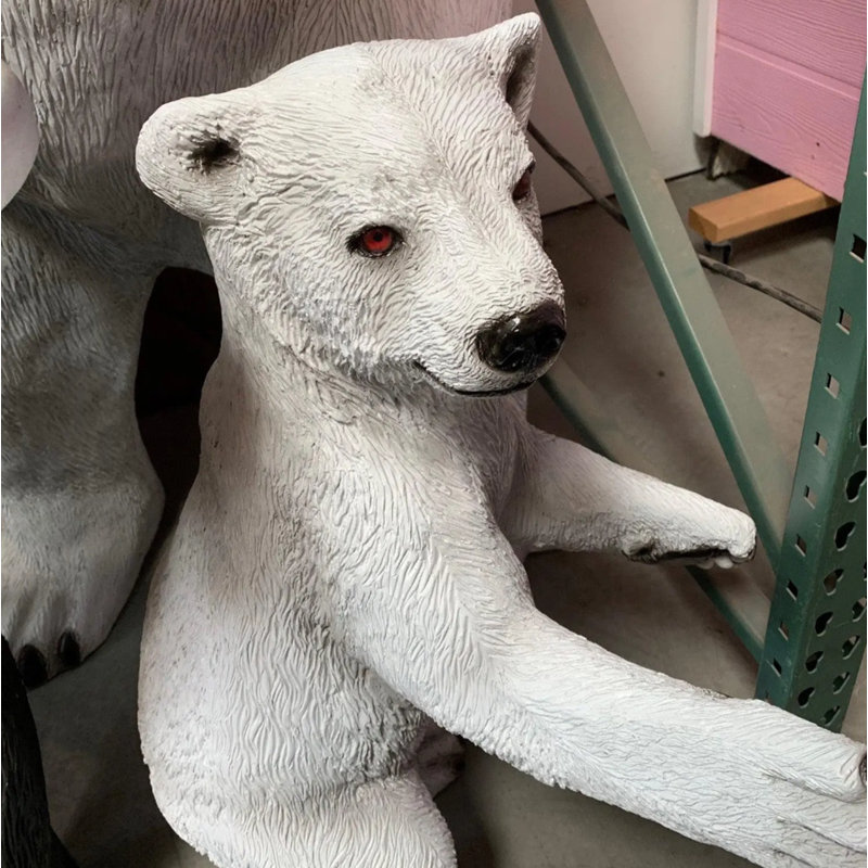 Statue de bébé ours polaire