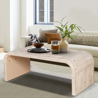 Table basse Farmhouse Vintage Crafted avec une silhouette Art déco courbée, un assemblage facile, un support de surface robuste et une finition en bois patiné intemporel