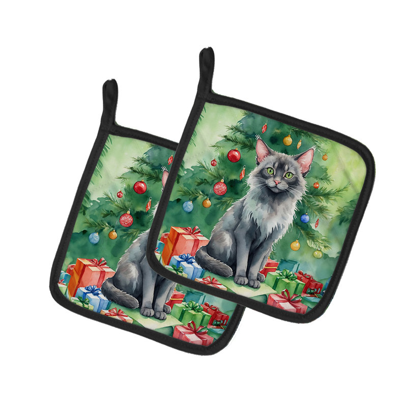 Chat Lykoi près de l'arbre de Noël