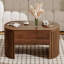 Table basse à plateau relevable avec plateau caché en bois partiellement assemblé