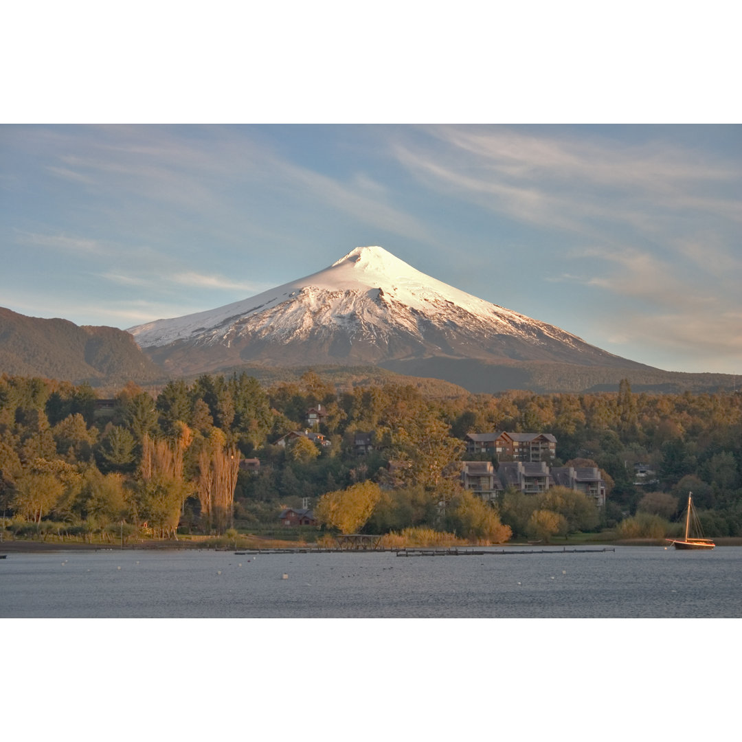 Vulkan Villarica bei Sonnenuntergang von Mountlynx - Kunstdrucke ohne Rahmen auf Leinwand