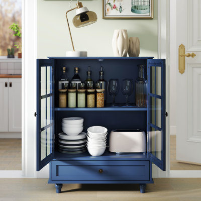 Buffet minimaliste avec portes doubles en verre, tablettes réglables et poignées en bronze rétro
