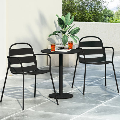 Élégant bistro en fer noir mat pour une ambiance extérieure douillette avec un attrait de patio